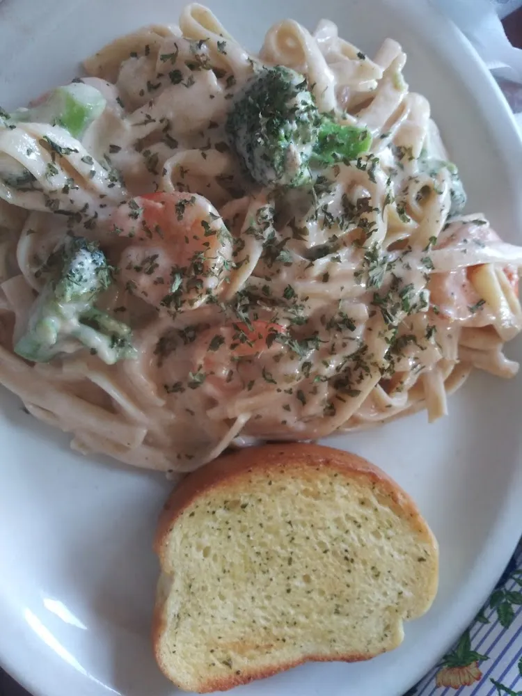 Shrimp Alfredo Pasta with Broccoli